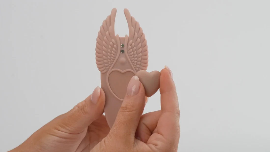 UNDERCOVER LOVER
APP-ENABLED WEARABLE MASSAGER